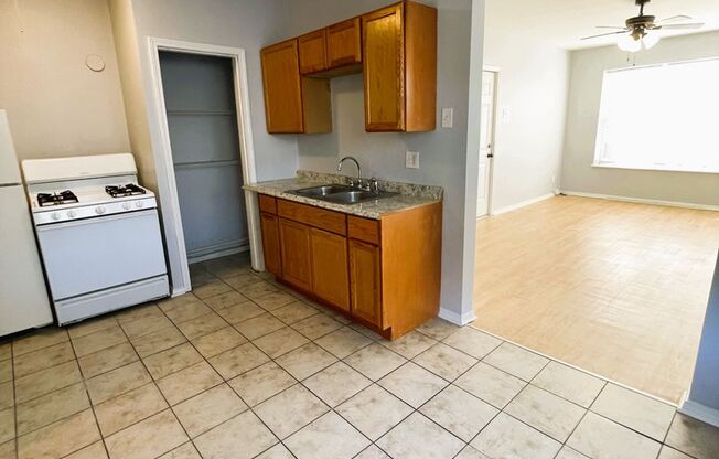 1 bed, 1 bath, 700 sqft, $775, Unit 2W