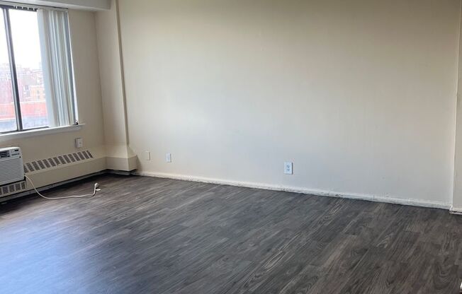 Studio, 1 bath, 400 sqft, $1,100, Unit 525