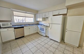 Move In Special! 1/2 Off First 2 Month's Rent Townhome in 4-plex - near UNR