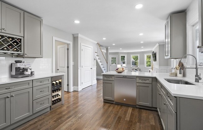 597 GALLIVAN BLVD