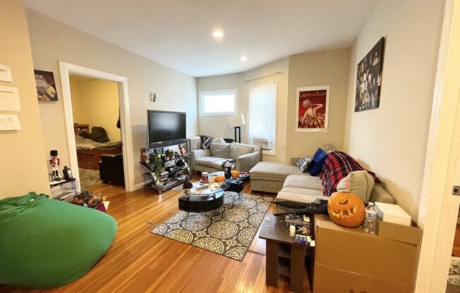 4 beds, 1 bath, $2,800, Unit 3