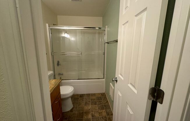 2 beds, 1 bath, 850 sqft, $1,600, Unit 44