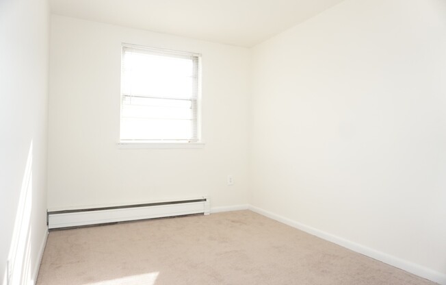 2 beds, 1 bath, 925 sqft, $1,449, Unit H04