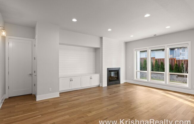 Gorgeous *NEW Construction* Modern 5BD* 3BA* Single Family Home Located In Quiet Thompson Woods Community