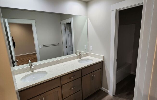 "Spacious 3-Bed Townhouse with Fireplace & Hardwood Floors in Puyallup – Your Perfect Retreat!