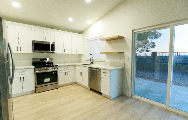 8742 N 114 AVE
