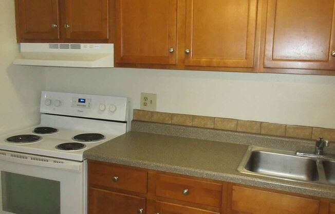 2 beds, 1 bath, $1,075, Unit 15621 - 03