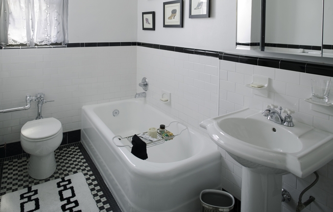 1 bed, 1 bath, 880 sqft, $7,395, Unit 15B