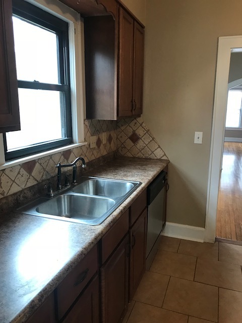 3 beds, 2 baths, $1,400