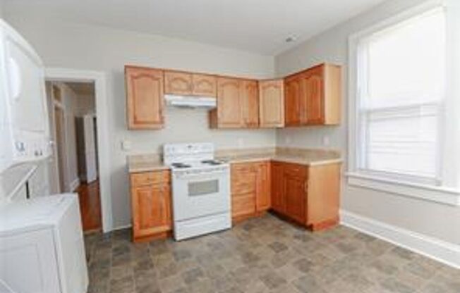 2 beds, 1 bath, $1,350, Unit 2