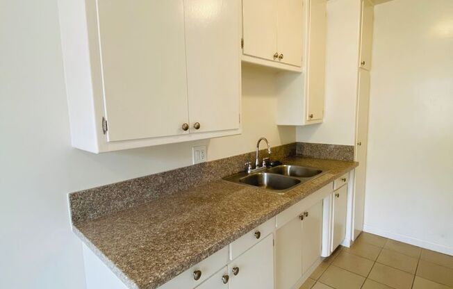 499 -1238 N. KENMORE