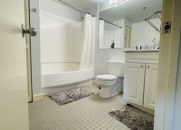 1 bed, 1 bath, 651 sqft, $3,200, Unit 906