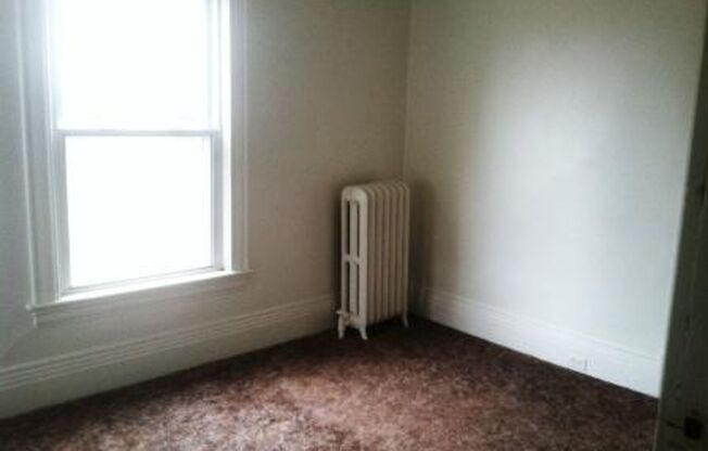 3 beds, 1 bath, $1,500, Unit Upper