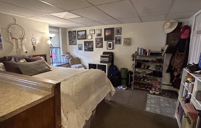 Studio, 1 bath, 300 sqft, $1,850, Unit R