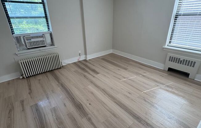 2 beds, 1 bath, 1,000 sqft, $1,295, Unit 6244 Oakland Ave #301