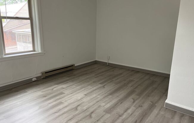 2 beds, 1 bath, $810, Unit D-2