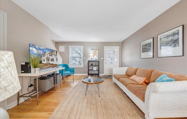 2BD/1BA - Walking Distance to Downtown and W&L!