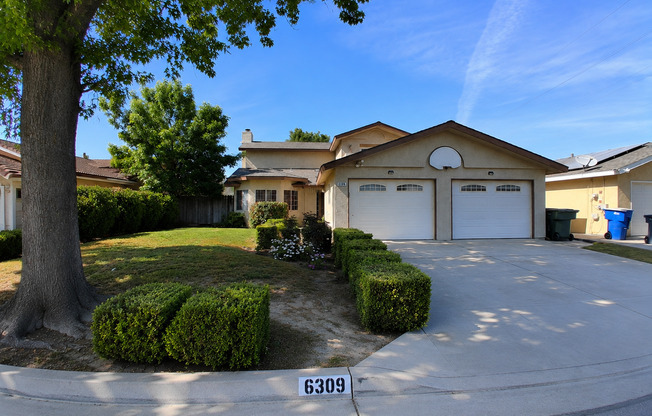 3 Bedroom 2 Bath Home Located in NW Fresno (Fig Garden Loop Area)!
