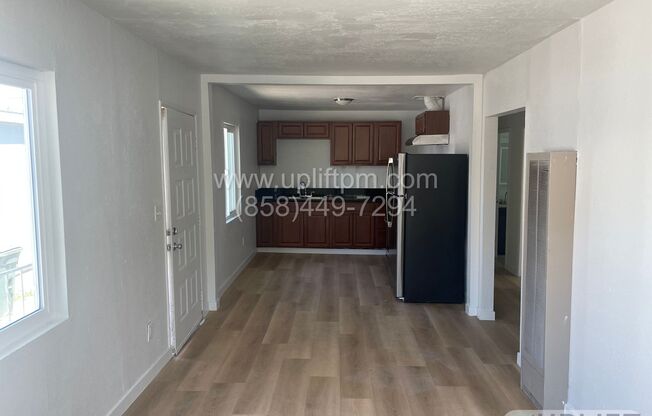 E 18th St (3004-6)