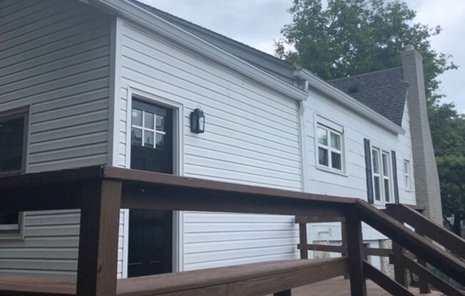 2 bedroom 1 bath house with full basement! Near WKU,downtown and quick access to 31W Bypass