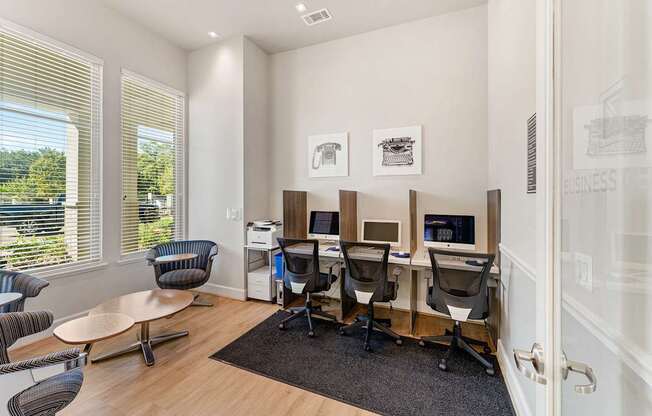 A room with a desk and chairs.