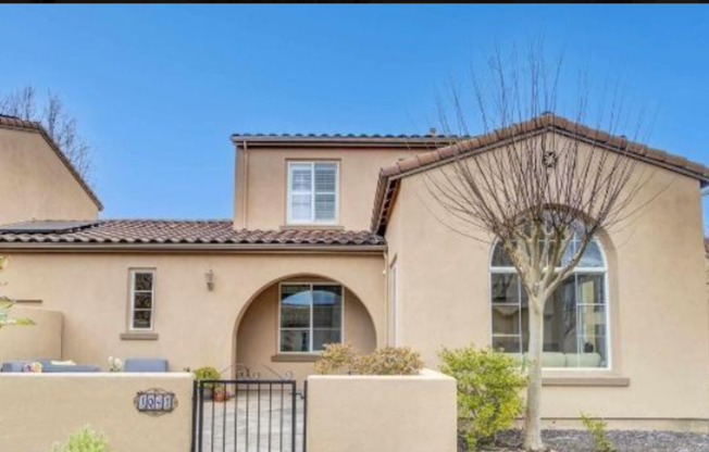 End Unit Townhome with Privacy and Lots of Light!