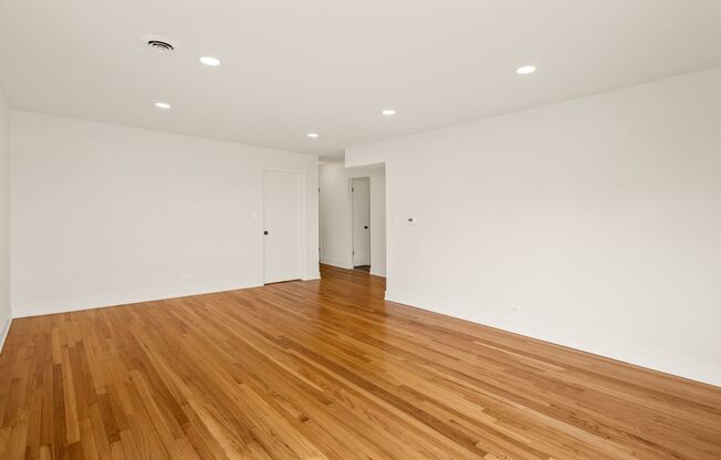 3 beds, 2 baths, $3,695, Unit 602