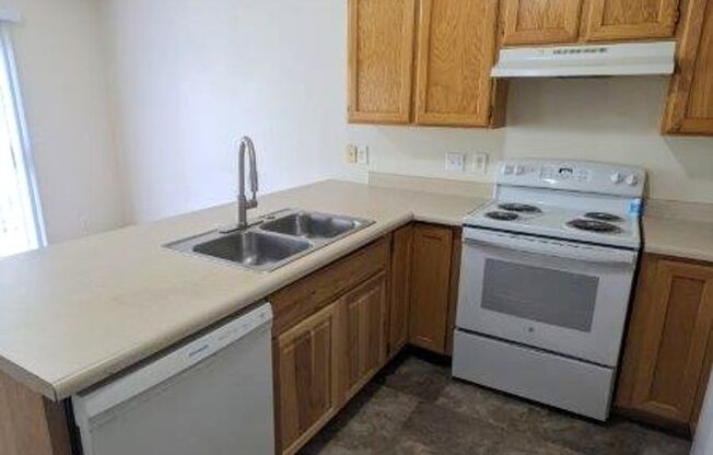 2 weeks rent free! 3 Bed 1.5 Bath Townhouse for Rent in Ogden