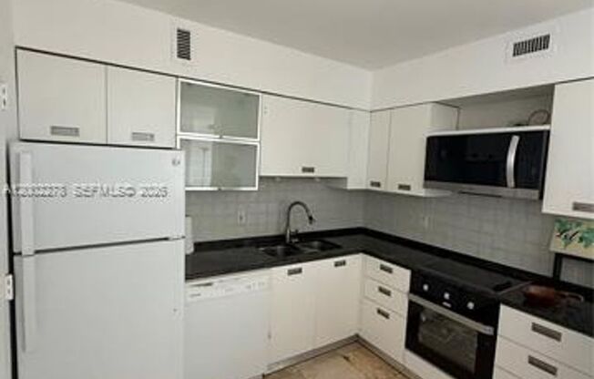 2 beds, 2 baths, 1,040 sqft, $3,600, Unit 5700 Collins Ave # 15H