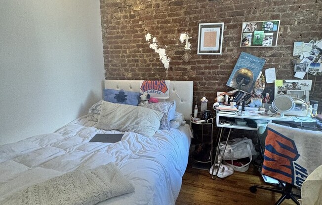 2 beds, 1 bath, $4,150, Unit 27
