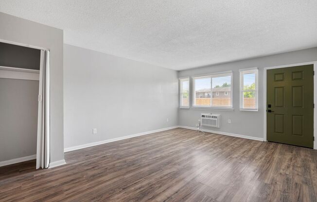 Studio, 1 bath, 300 sqft, $845, Unit 16