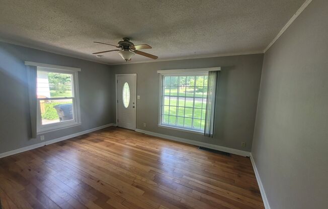 2 beds, 1 bath, $1,125, Unit 3810 Urbandale Avenue