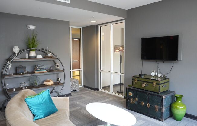 1 bed, 1 bath, 710 sqft, $1,615, Unit Apt #202