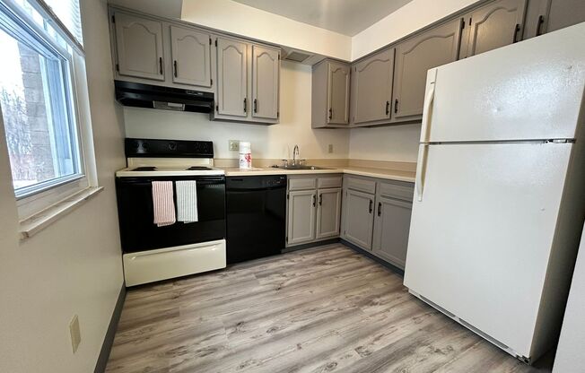 Spacious 2BR at Bellwood Manor! Great North Hills Location! Call Today!