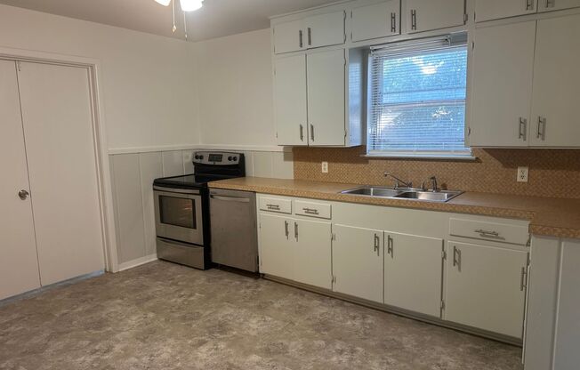 3 Bedroom Home with Large Backyard near Andy Woods