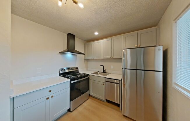2 beds, 1 bath, 647 sqft, $1,600, Unit 27B