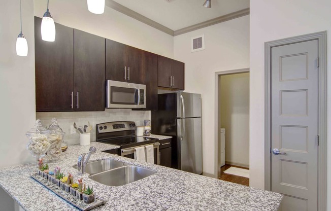 Twenty25 Barrett apartments in Kennesaw, GA photo of kitchen