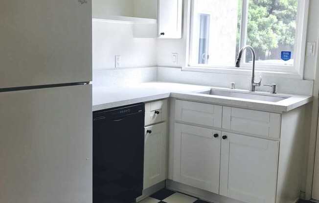 3bed/1bath  house with PARKING, large backyard and Central AC! LMU students welcome!