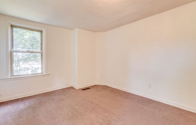 2 beds, 1 bath, $1,175, Unit Apt 2