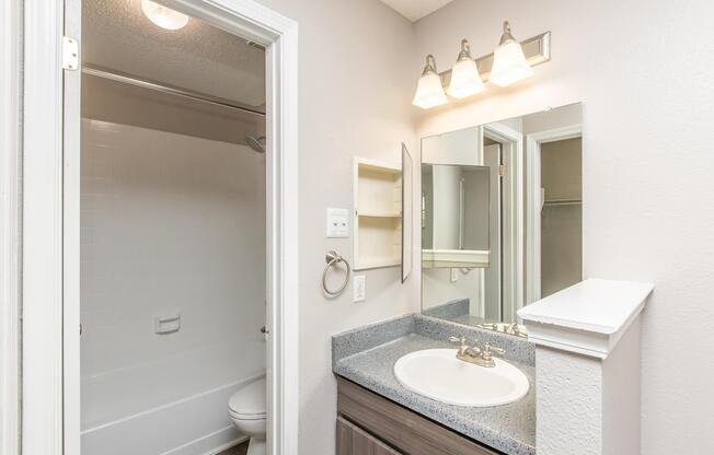 2 beds, 2 baths, 1,044 sqft, $1,600