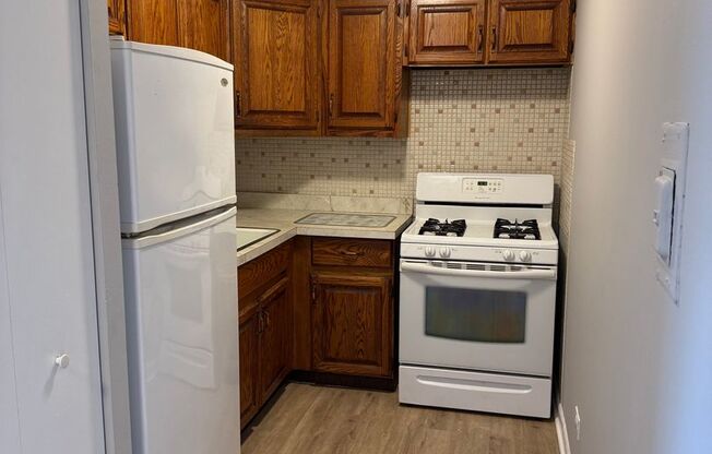 1 Bedroom/1 Bath Unit Close to Transportation!