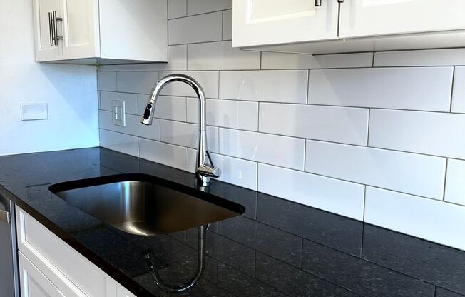 1 bed, 1 bath, 650 sqft, $1,600, Unit 6954-520