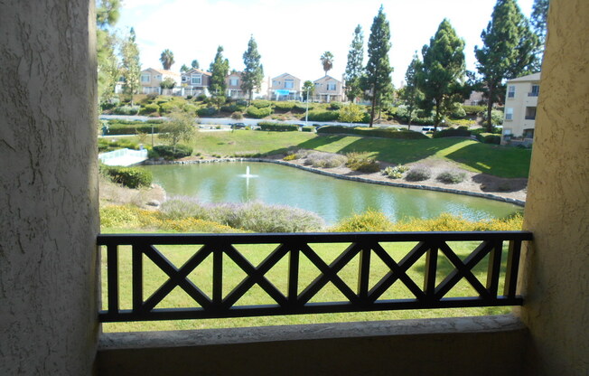 3 BEDROOMS CONDO WITH BEAUTIFUL LAKE VIEWS.