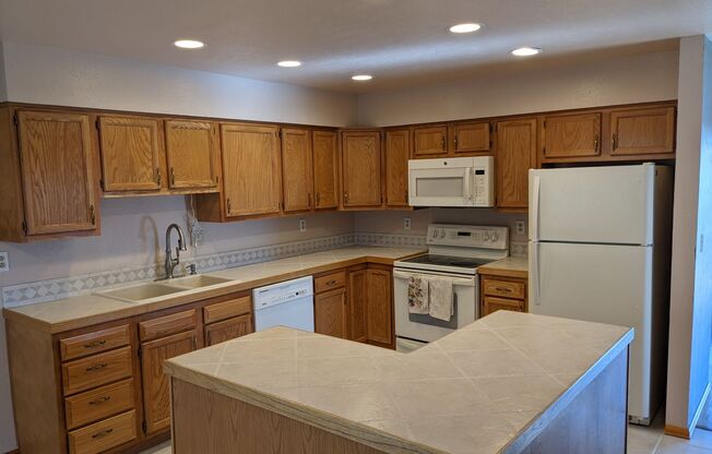 Stunning Golden Townhouse On Top of The World!