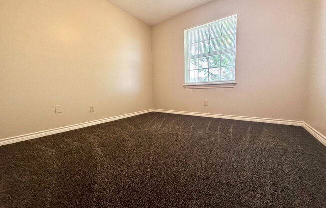 2 beds, 1 bath, 924 sqft, $1,075, Unit J3