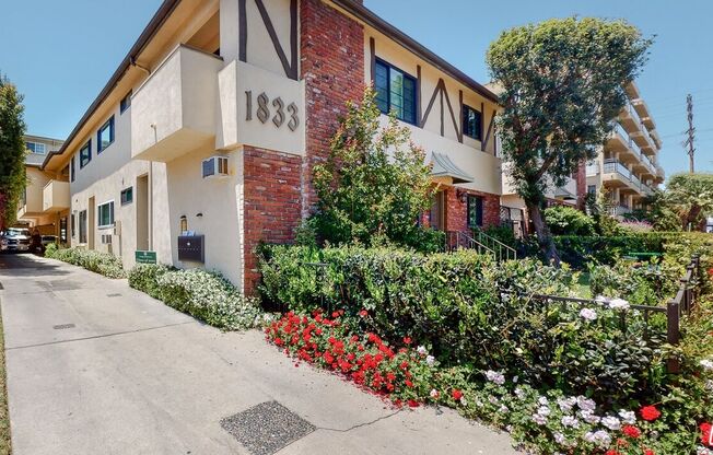 1833 MANNING AVE