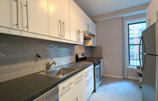 301 E 54 ST