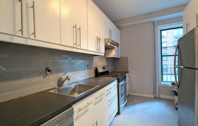 301 E 54 ST