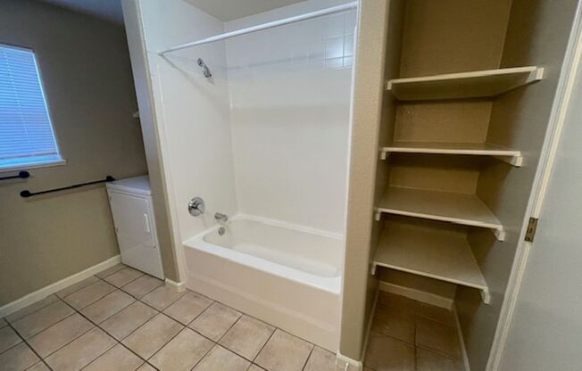1 bed, 1 bath, 822 sqft, $1,395, Unit 910 H 105