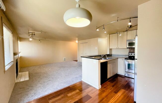 Spacious 2 Bed in Beautiful Complex!